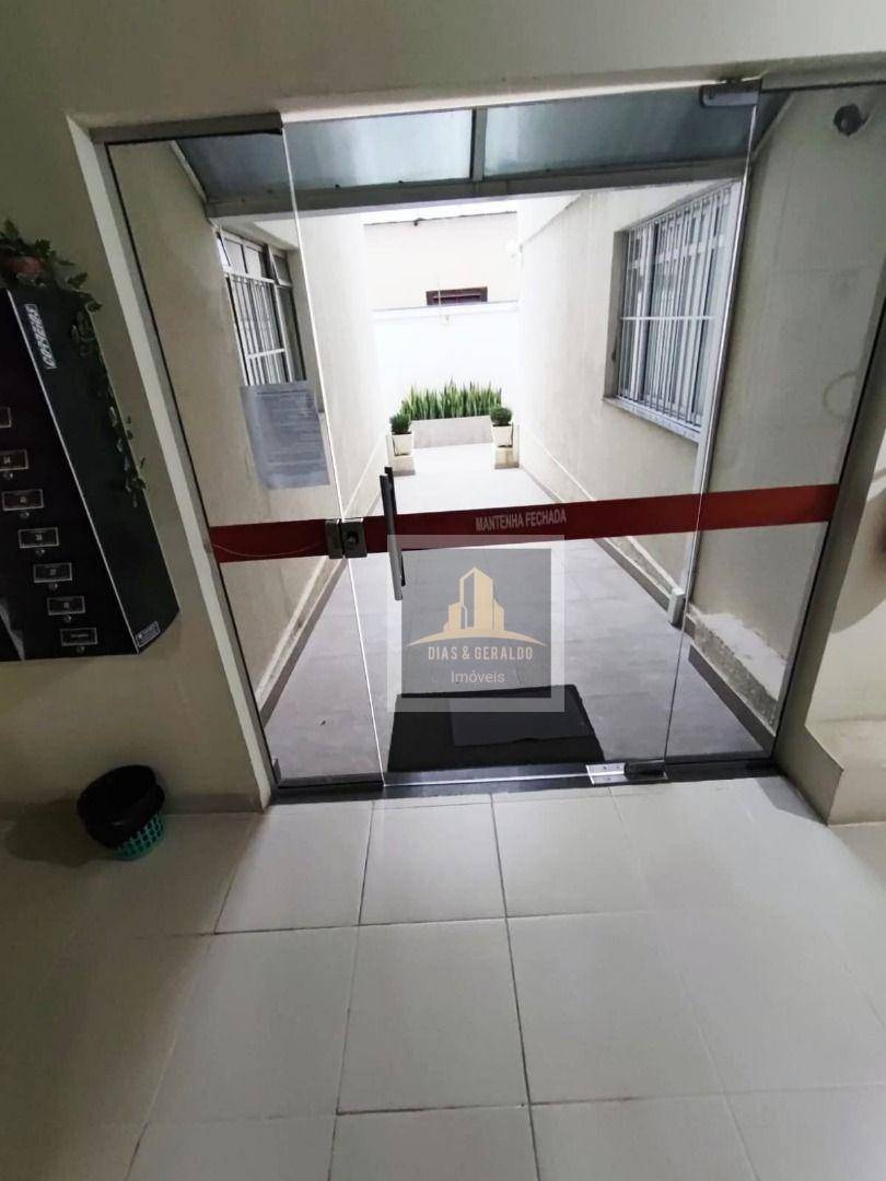 Apartamento à venda com 3 quartos, 70m² - Foto 2