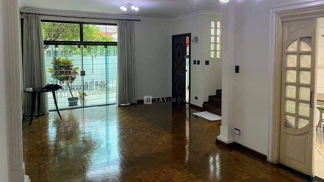 Casa à venda com 3 quartos, 216m² - Foto 1