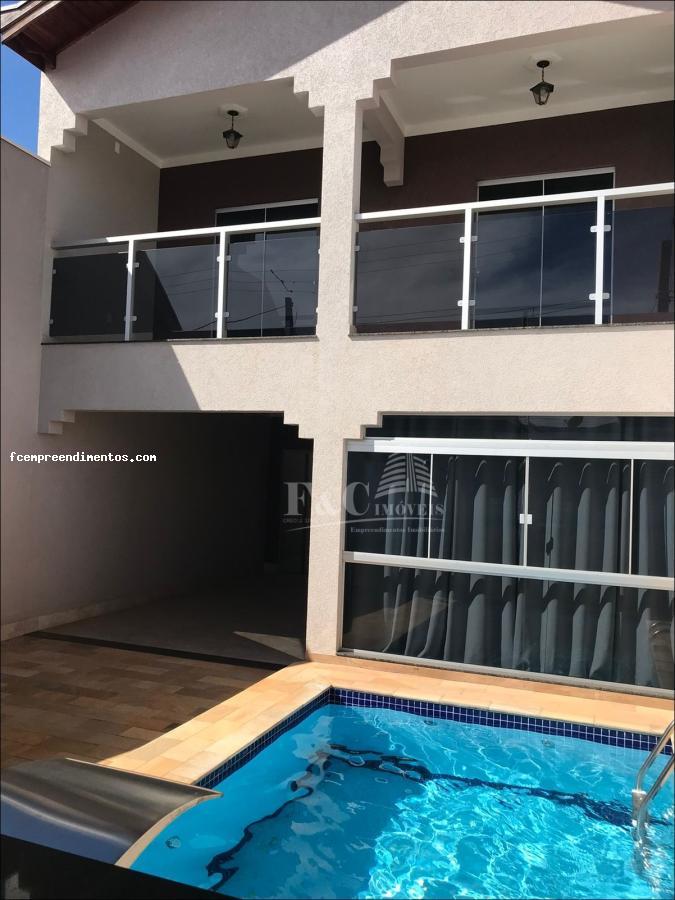 Casa à venda com 3 quartos, 200m² - Foto 1