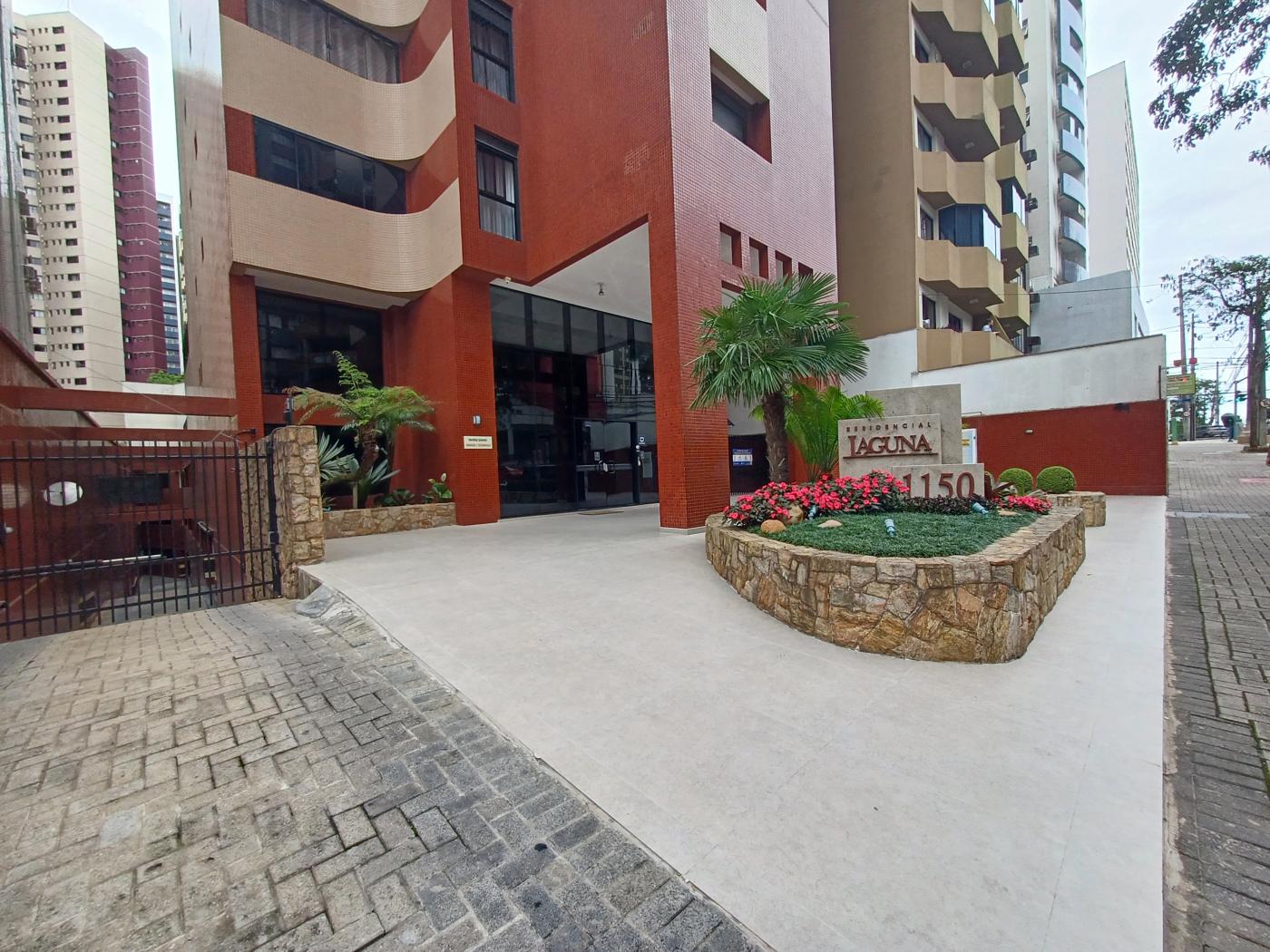 Apartamento para alugar com 3 quartos, 133m² - Foto 2