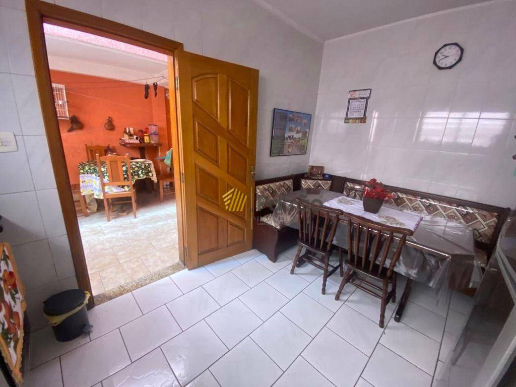 Casa para alugar com 2 quartos, 165m² - Foto 13