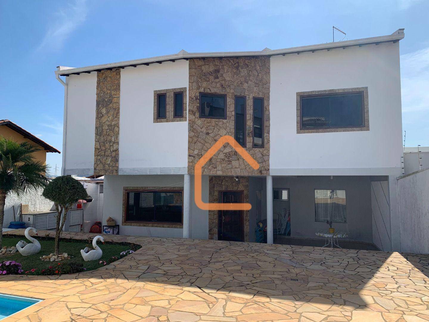 Casa à venda com 3 quartos, 242m² - Foto 2