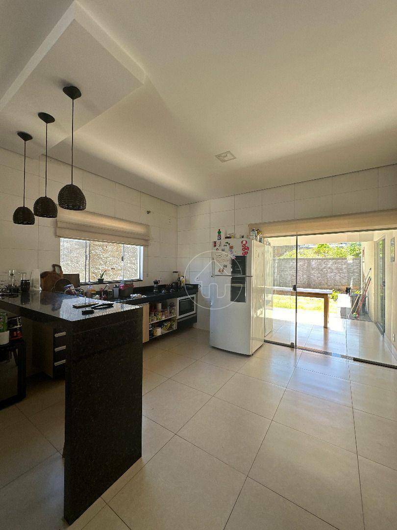 Casa à venda com 3 quartos, 150m² - Foto 1