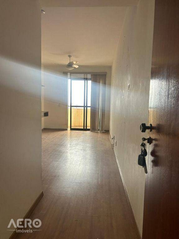 Apartamento à venda com 2 quartos, 70m² - Foto 3