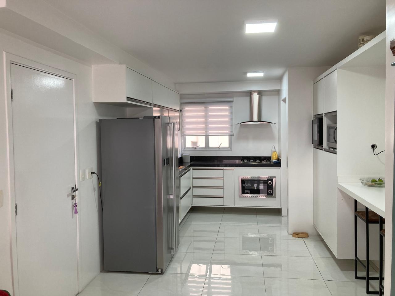 Apartamento à venda com 3 quartos, 128m² - Foto 2