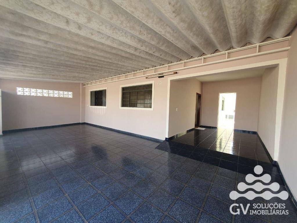 Casa à venda com 2 quartos, 180m² - Foto 2