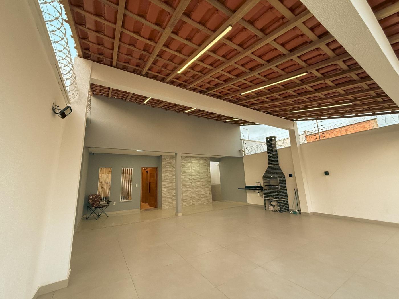 Casa à venda com 3 quartos, 225m² - Foto 2