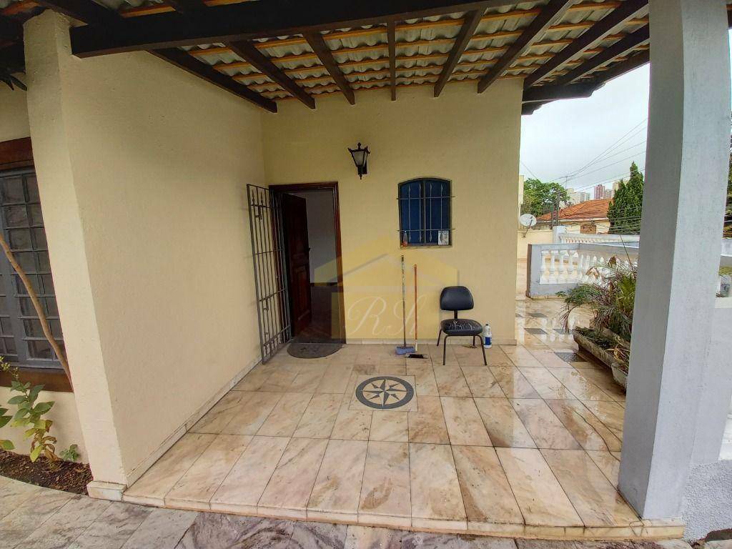 Casa à venda e aluguel com 3 quartos, 220m² - Foto 4