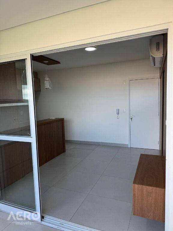 Apartamento para alugar com 2 quartos, 64m² - Foto 41
