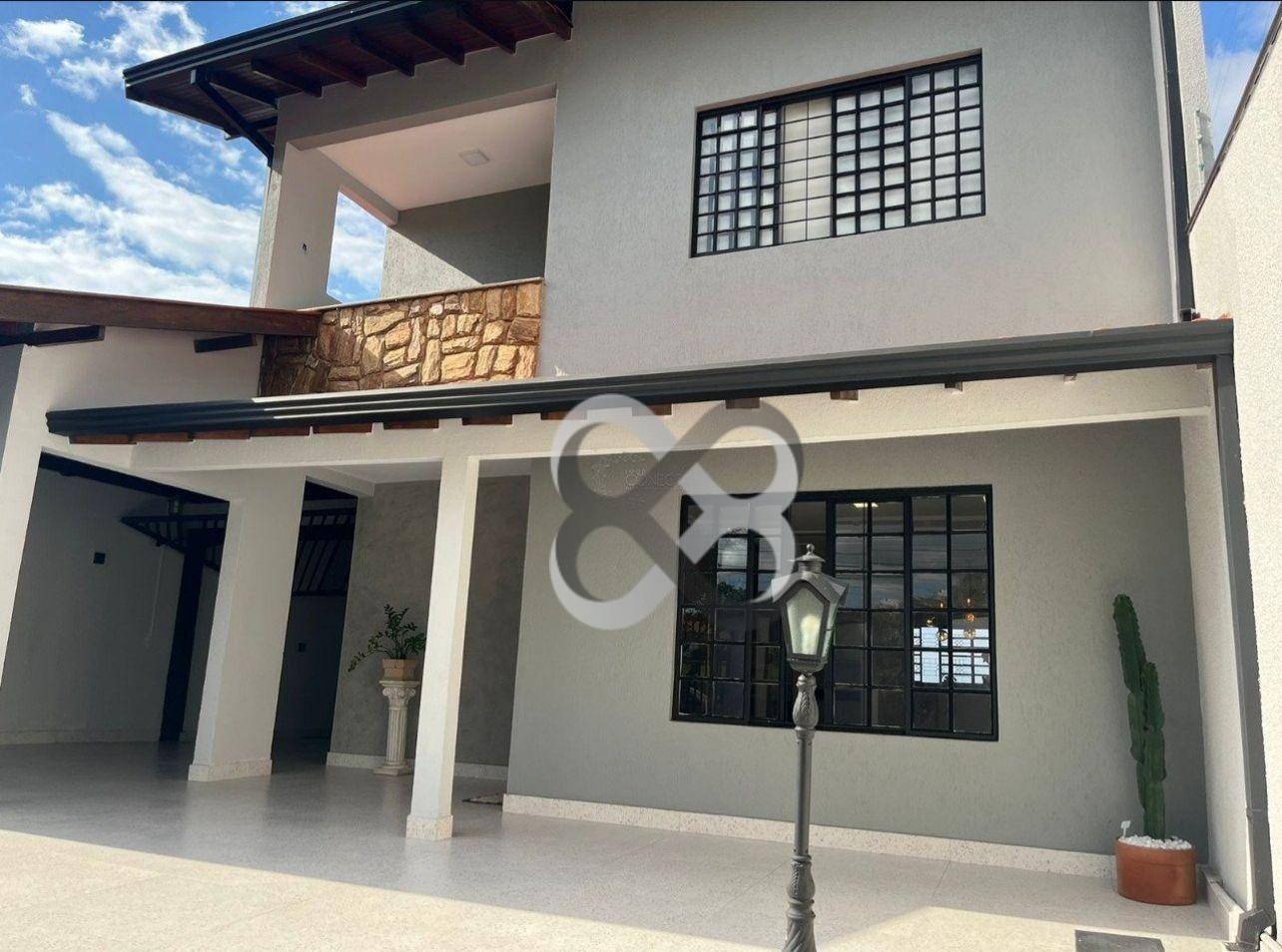 Casa à venda com 4 quartos, 236m² - Foto 2