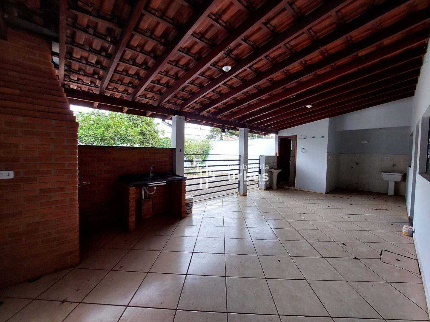 Casa para alugar com 4 quartos, 255m² - Foto 3