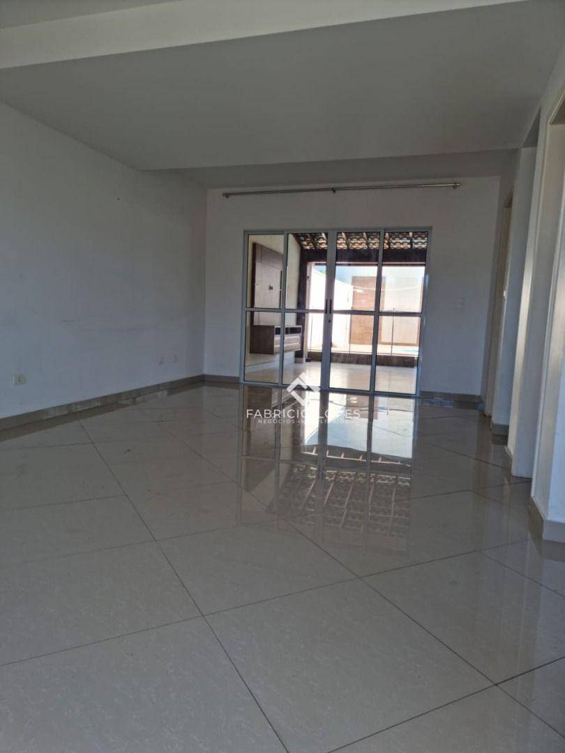 Casa para alugar com 4 quartos, 200m² - Foto 2