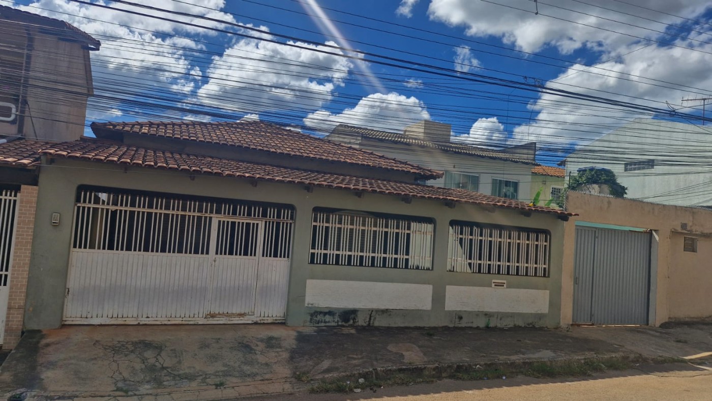 Casa à venda com 3 quartos, 190m² - Foto 1