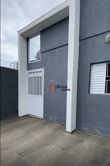 Casa à venda com 2 quartos, 100m² - Foto 1