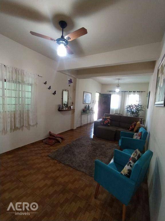 Casa à venda com 3 quartos, 199m² - Foto 1