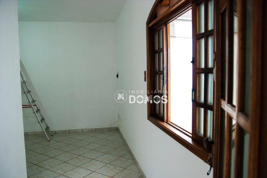 Casa à venda com 2 quartos, 89m² - Foto 1