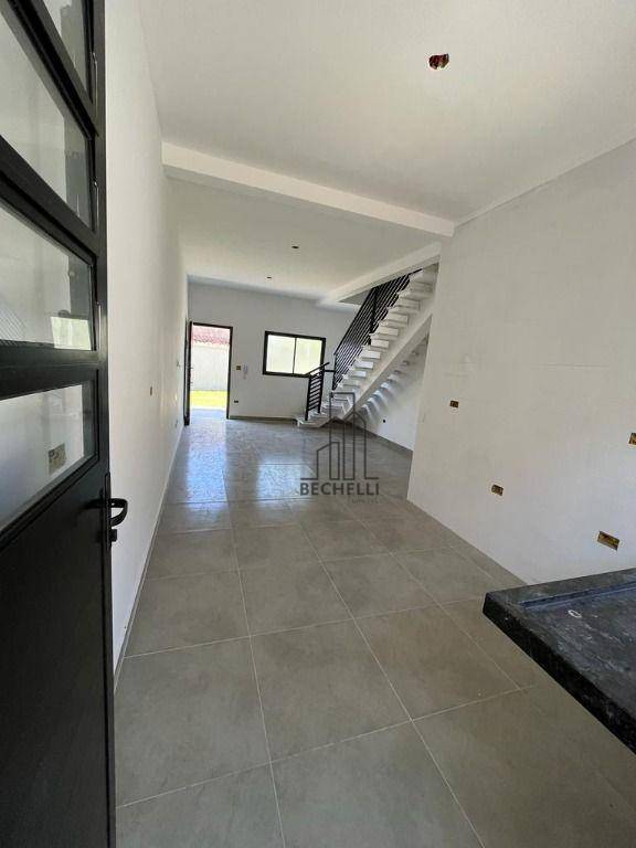 Casa à venda com 2 quartos, 74m² - Foto 1