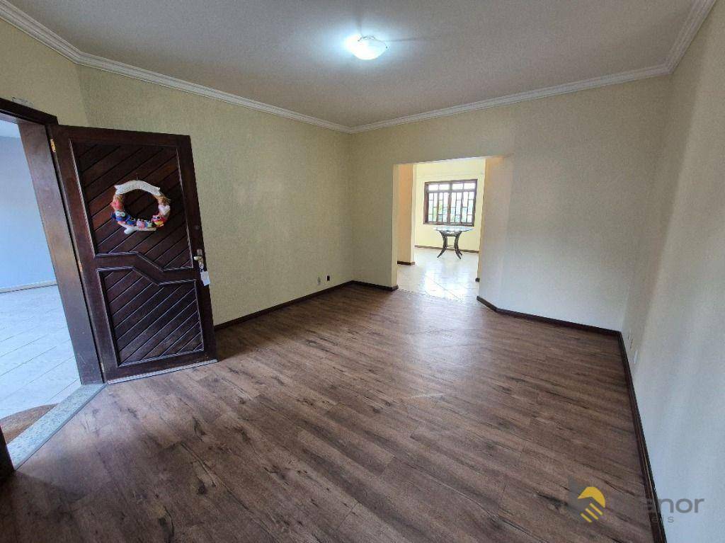 Casa à venda e aluguel com 3 quartos, 208m² - Foto 4