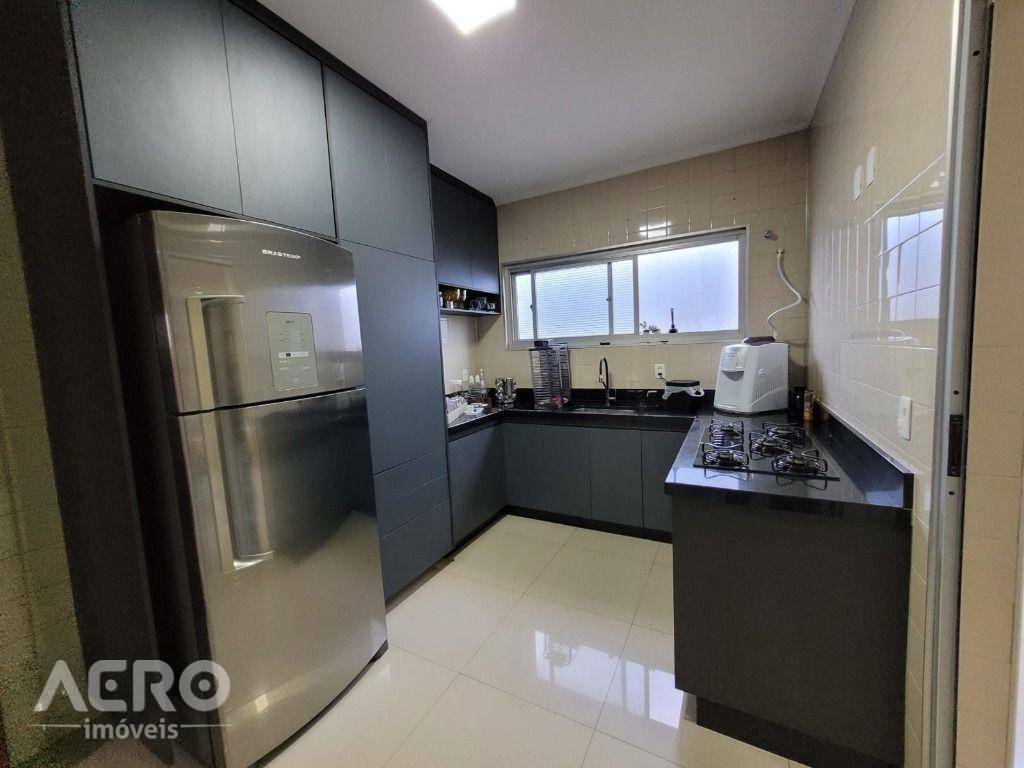 Casa à venda com 3 quartos, 263m² - Foto 11