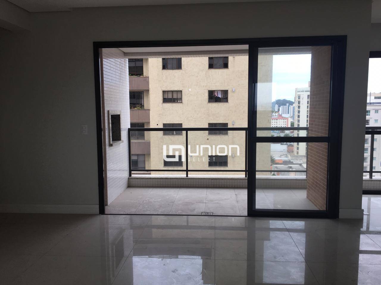 Apartamento à venda com 3 quartos, 146m² - Foto 3