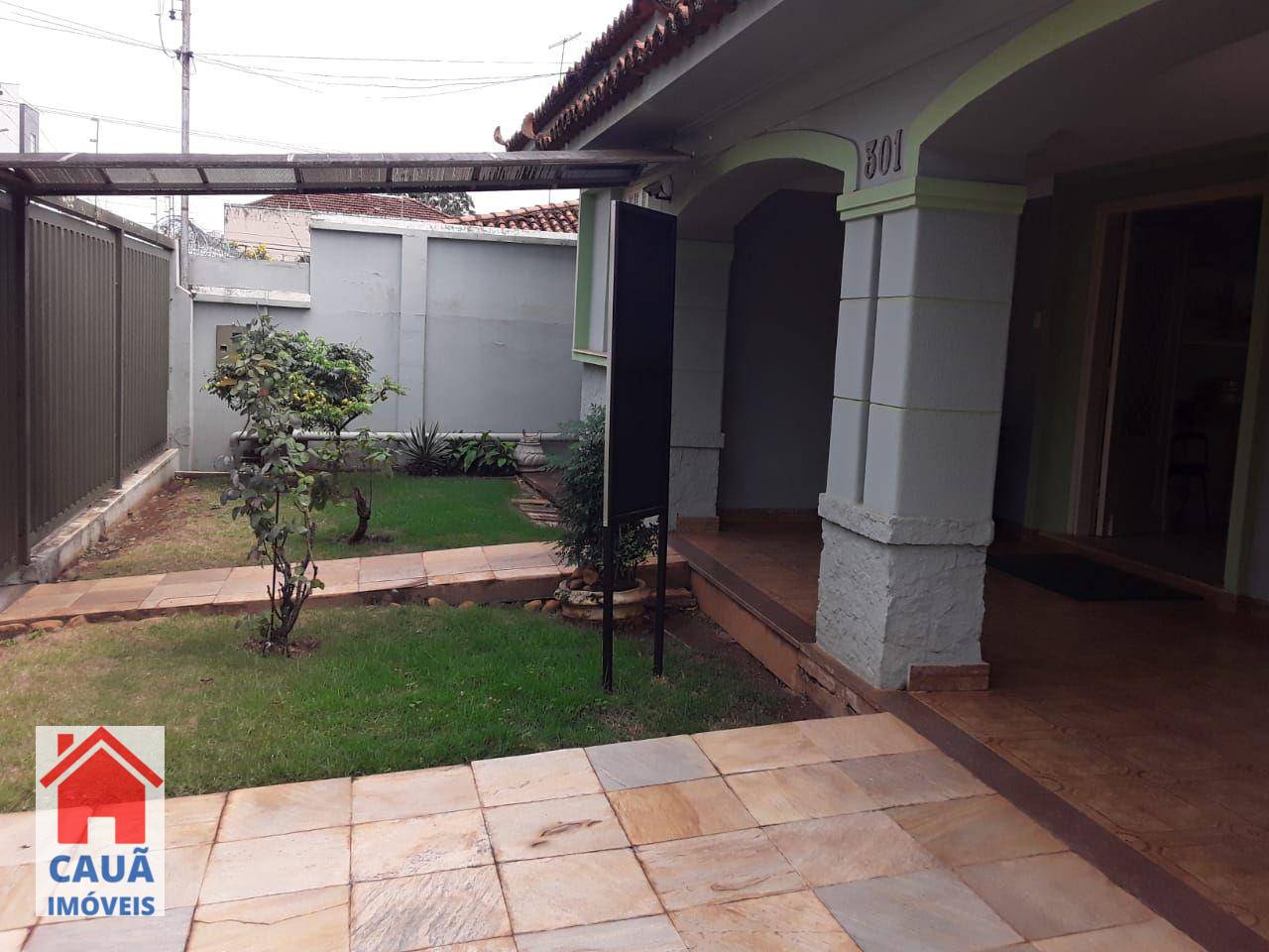 Casa à venda com 3 quartos, 220m² - Foto 1