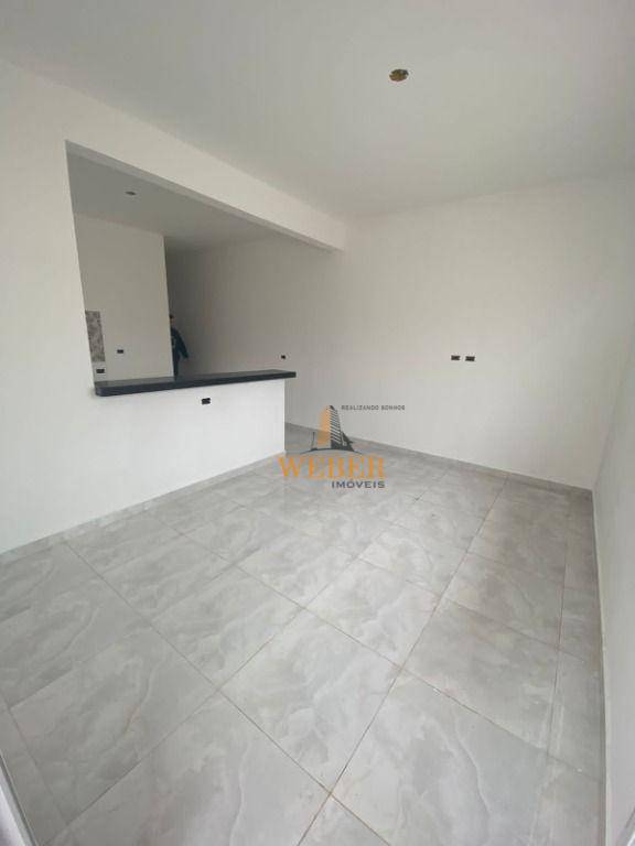 Casa à venda com 2 quartos, 70m² - Foto 4