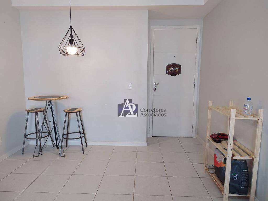 Apartamento à venda com 2 quartos, 68m² - Foto 2