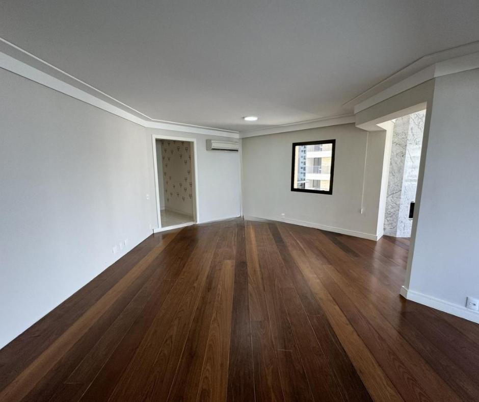 Apartamento à venda com 4 quartos, 226m² - Foto 1