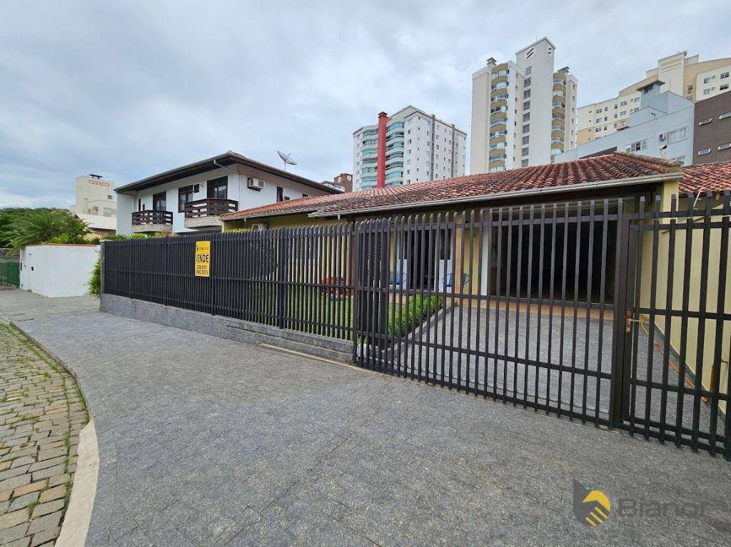 Casa à venda com 2 quartos, 251m² - Foto 1