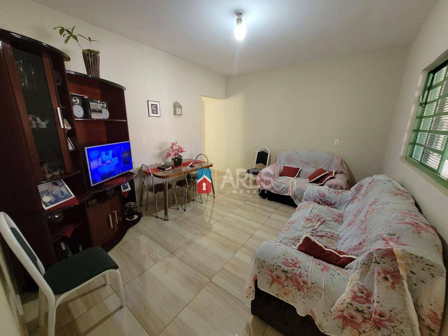 Casa à venda com 2 quartos, 100m² - Foto 1