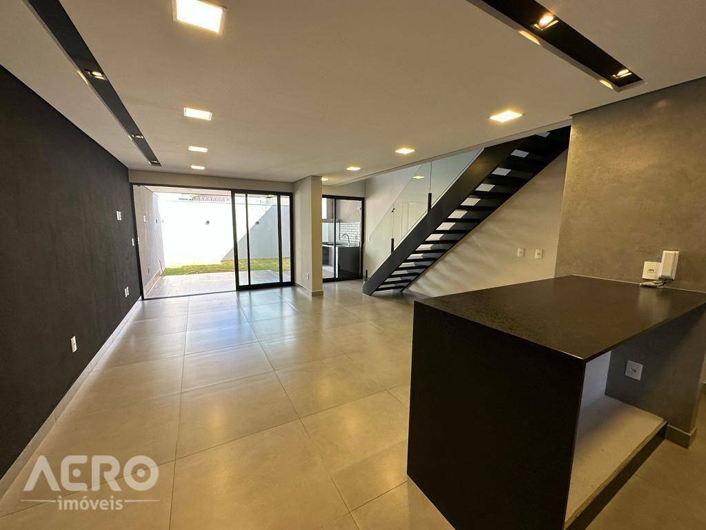 Casa à venda com 3 quartos, 158m² - Foto 1