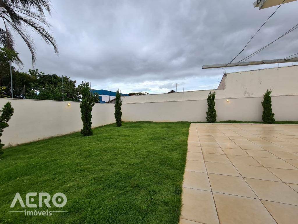 Casa à venda com 3 quartos, 275m² - Foto 3