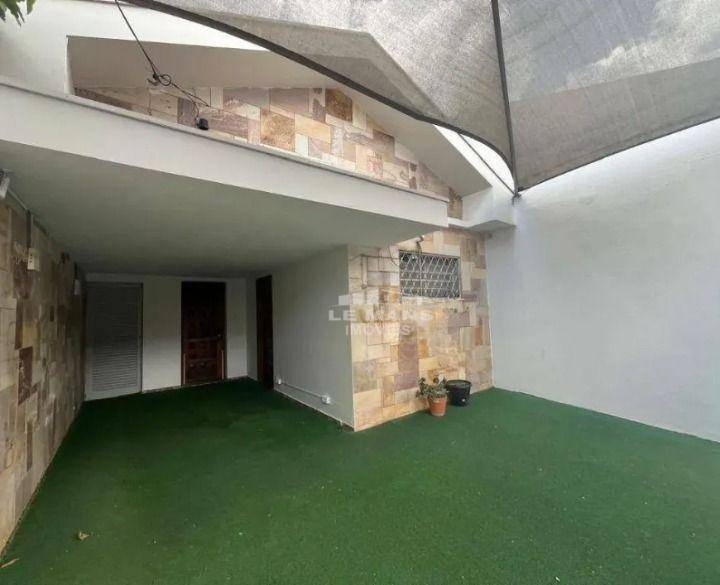 Casa para alugar com 3 quartos, 210m² - Foto 1