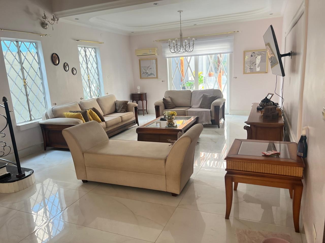 Casa para alugar com 4 quartos, 280m² - Foto 1