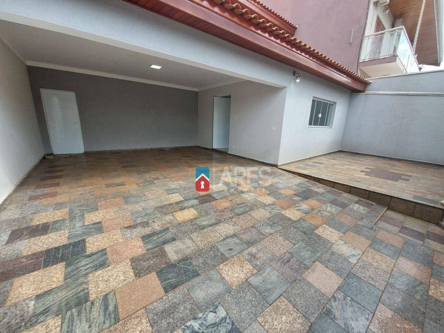 Casa à venda com 4 quartos, 270m² - Foto 1