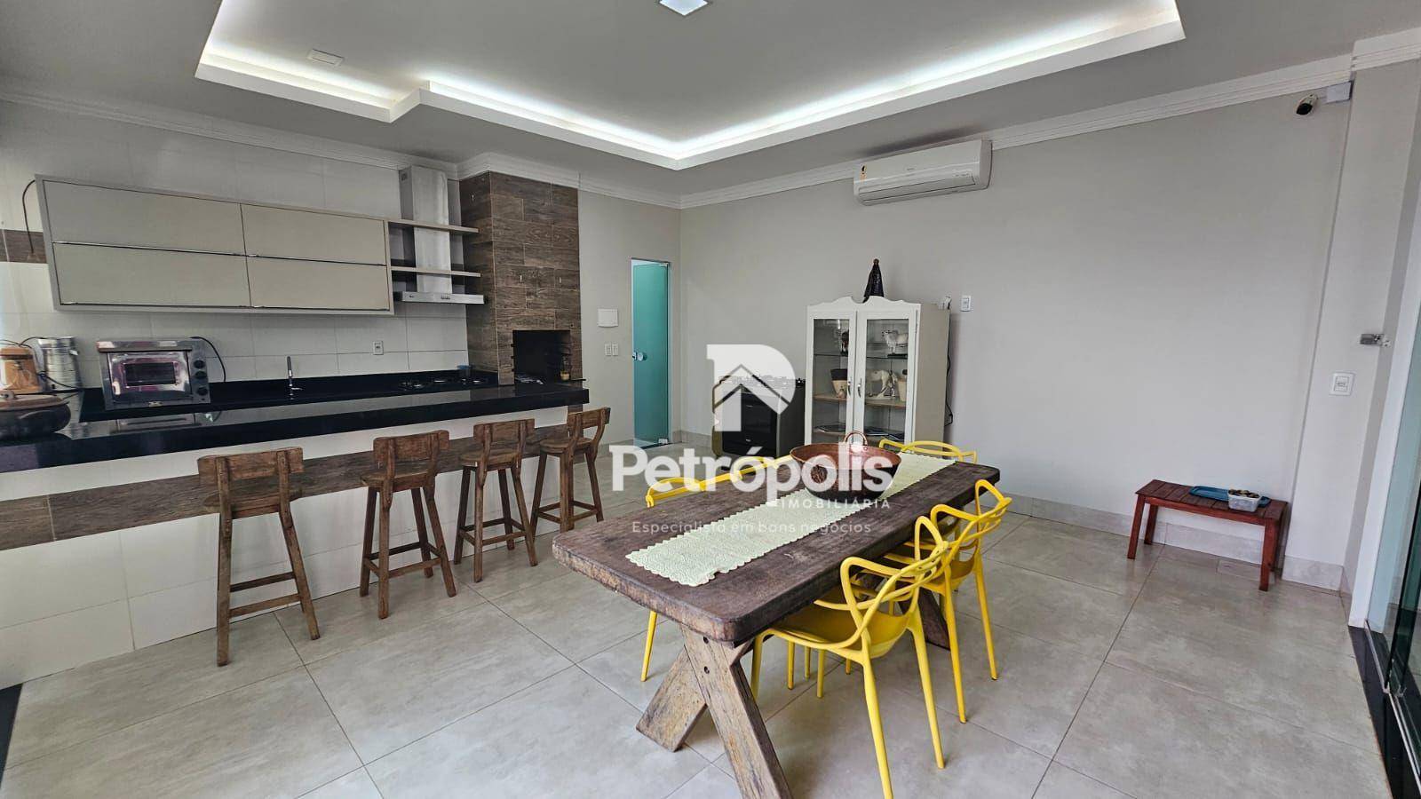 Casa à venda com 3 quartos, 218m² - Foto 1