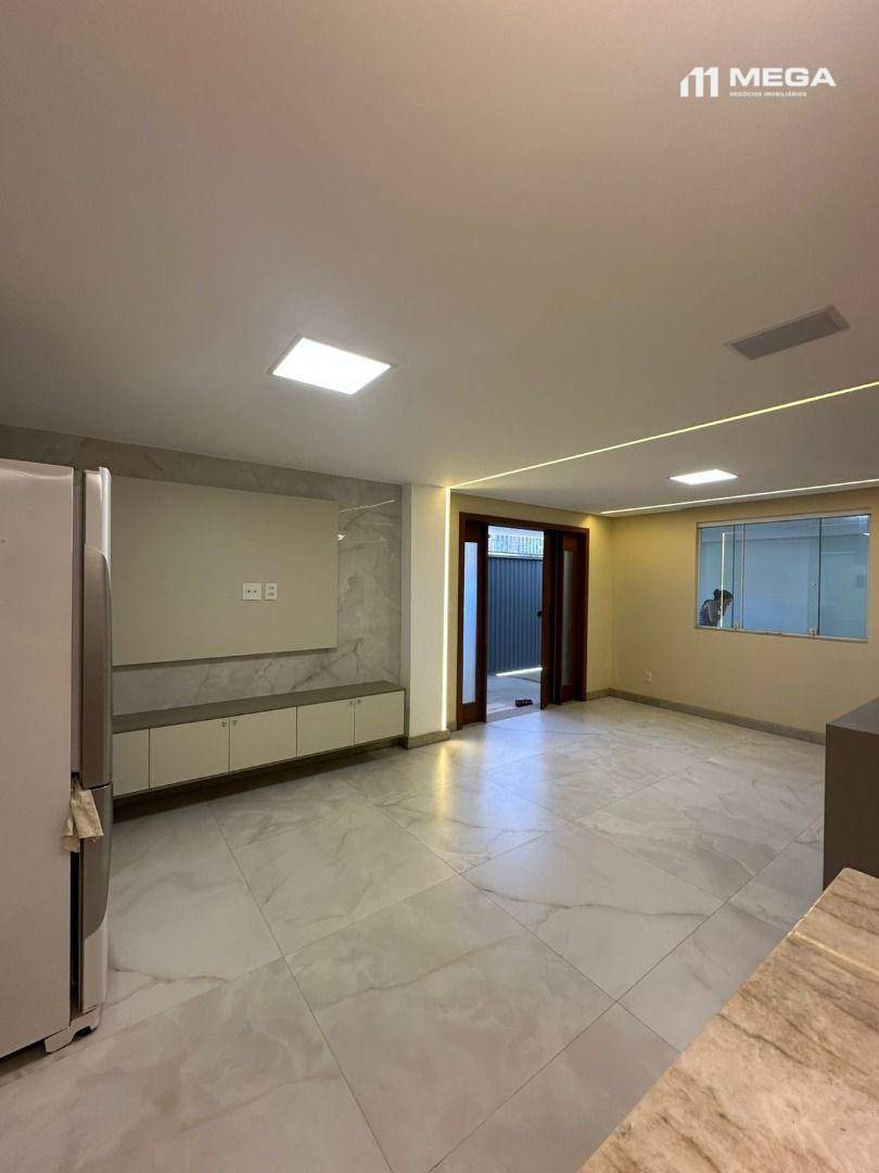 Casa de Condomínio à venda com 3 quartos, 294m² - Foto 2