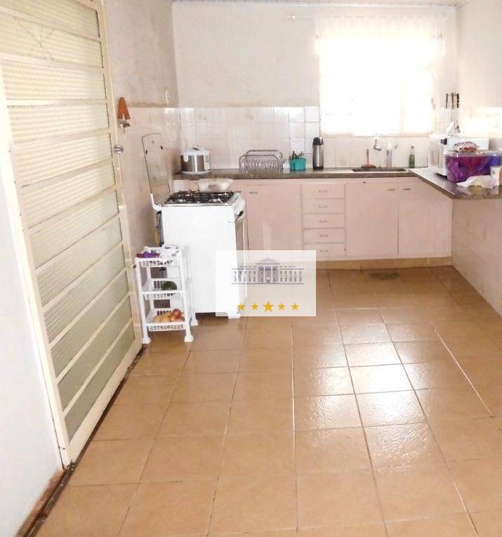 Casa à venda com 3 quartos, 258m² - Foto 4