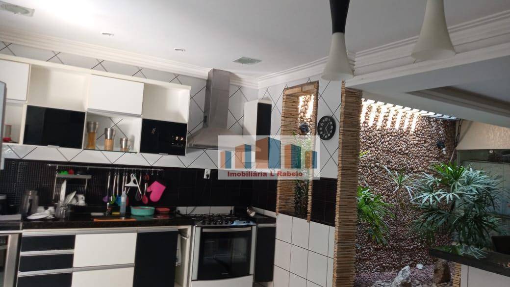 Casa à venda com 4 quartos, 200m² - Foto 14