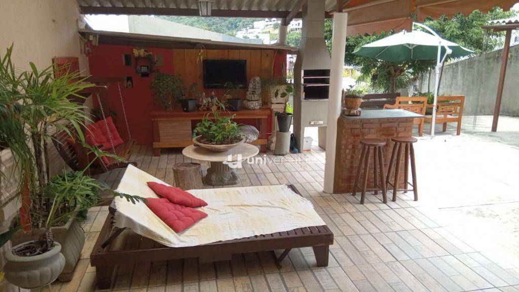 Casa à venda com 5 quartos, 264m² - Foto 2