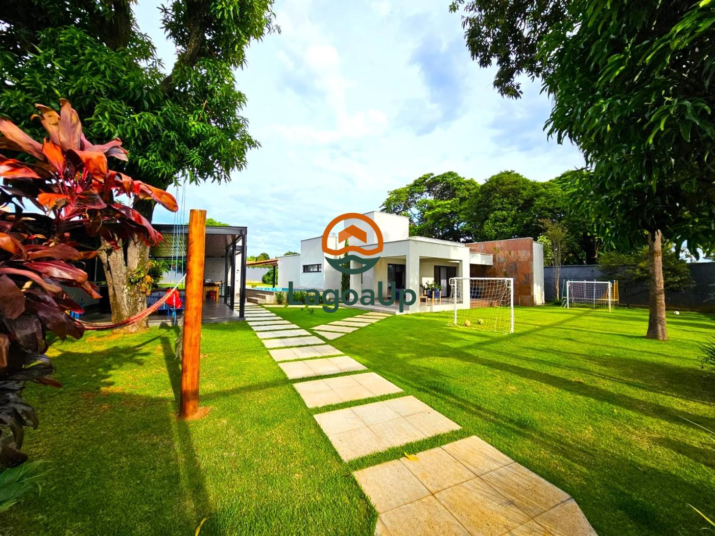 Casa à venda com 4 quartos, 1600m² - Foto 1