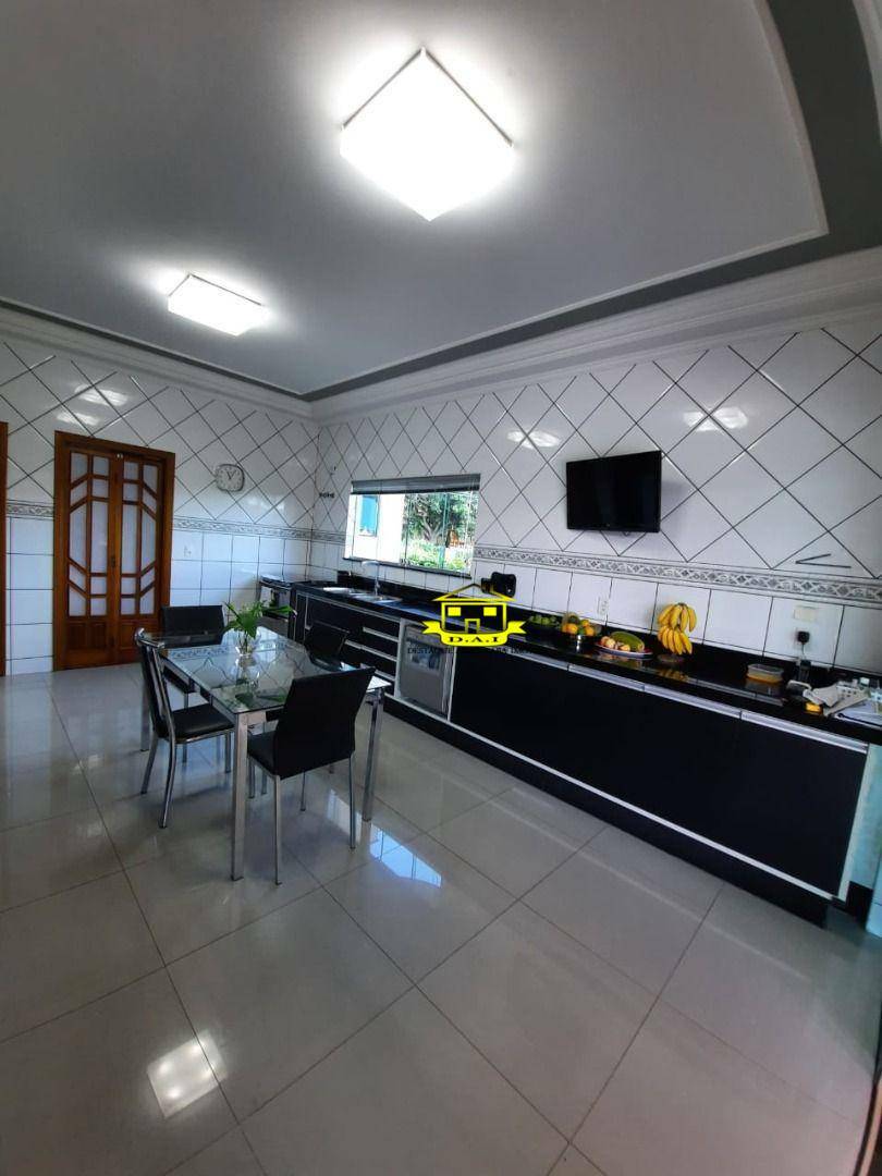 Casa à venda com 3 quartos, 540m² - Foto 1