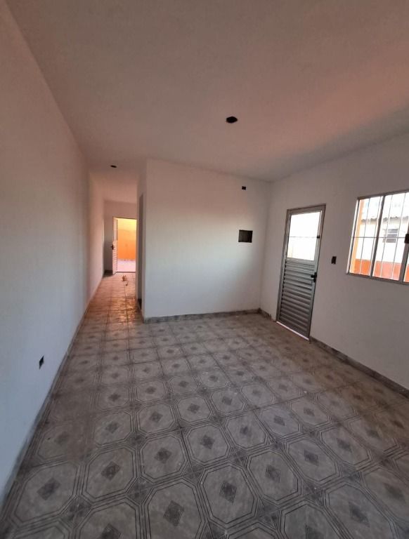 Casa à venda com 1 quarto, 180m² - Foto 2