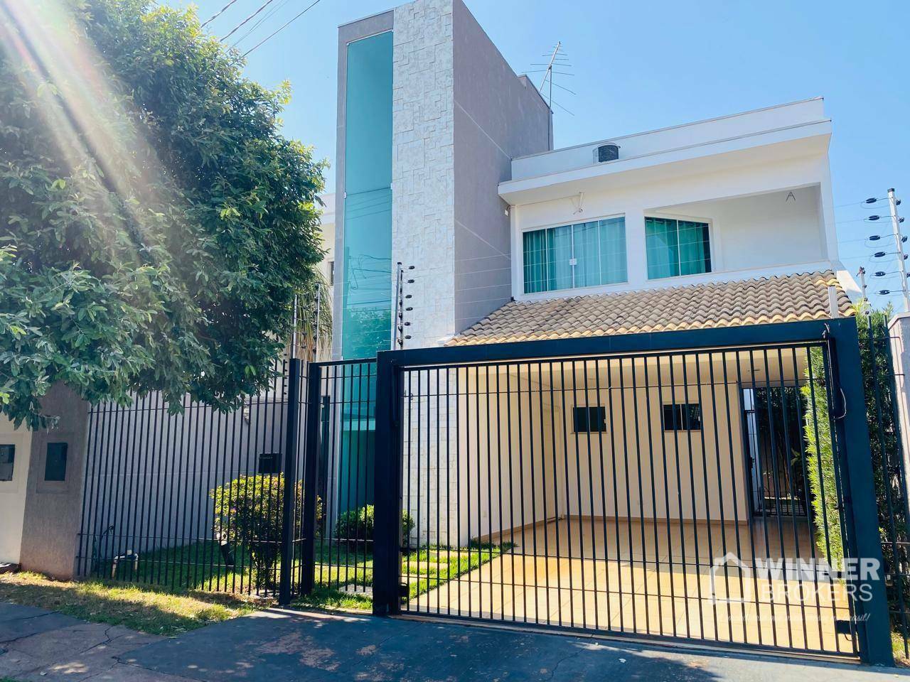 Sobrado à venda com 3 quartos, 215m² - Foto 1