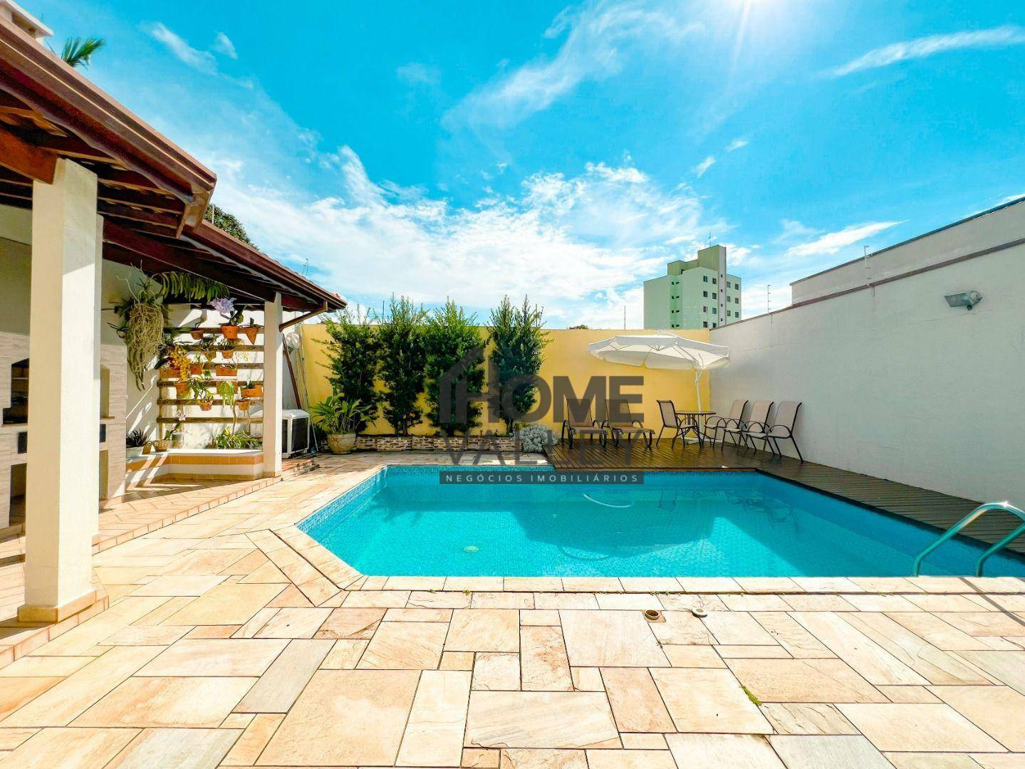 Casa à venda com 3 quartos, 351m² - Foto 1