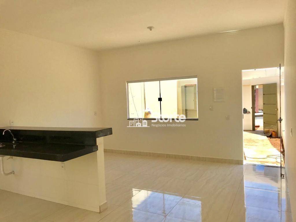 Casa à venda com 2 quartos, 70m² - Foto 1