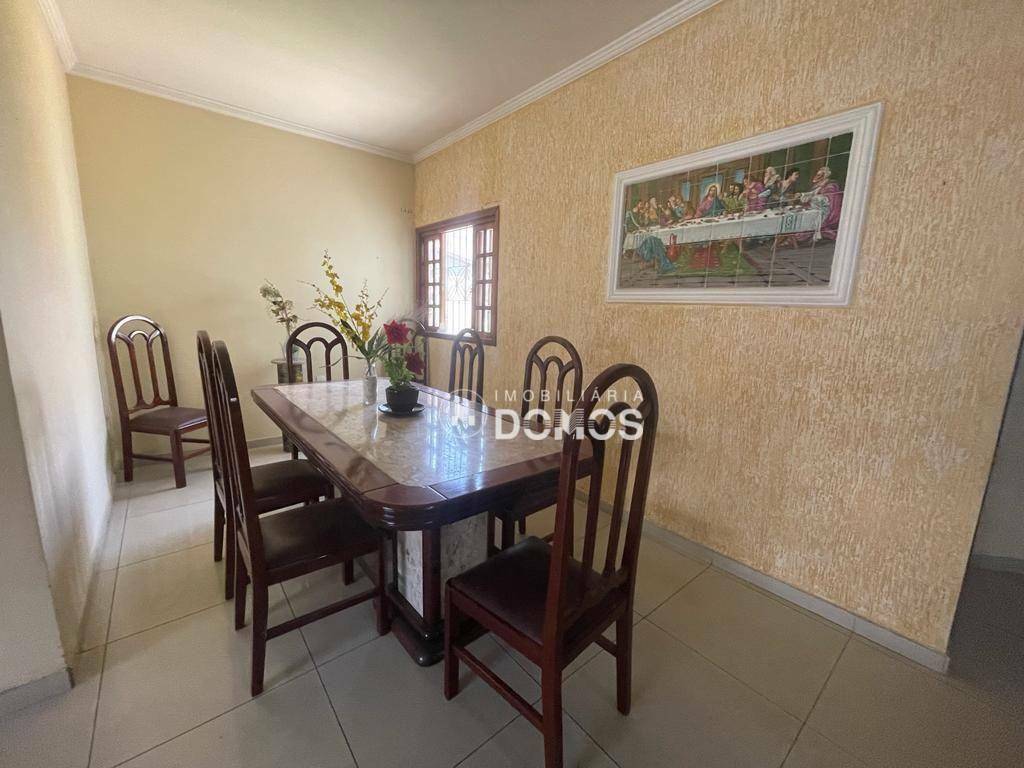 Casa à venda com 3 quartos, 200m² - Foto 1