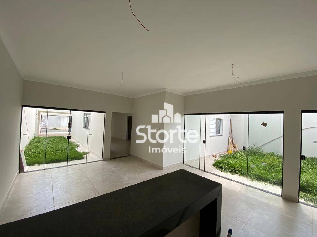 Casa à venda com 3 quartos, 200m² - Foto 2