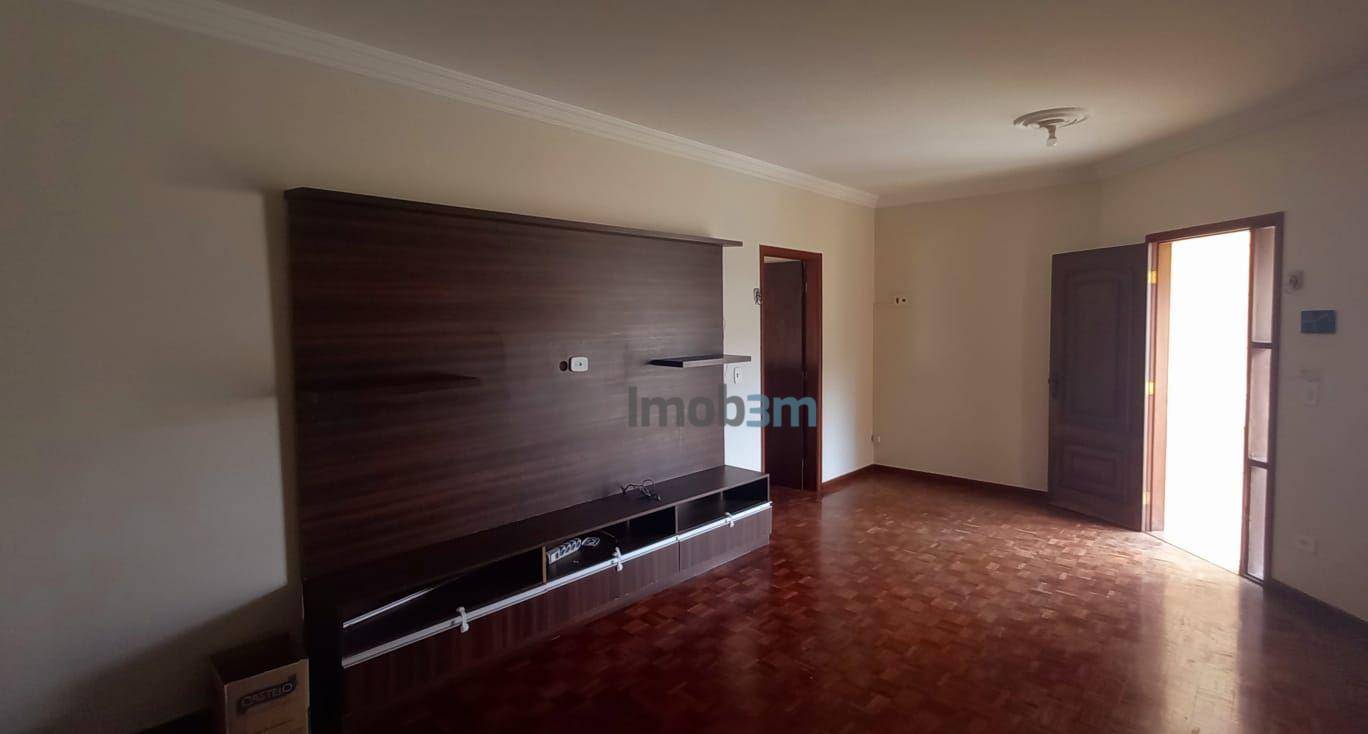 Casa à venda e aluguel com 3 quartos, 222m² - Foto 2