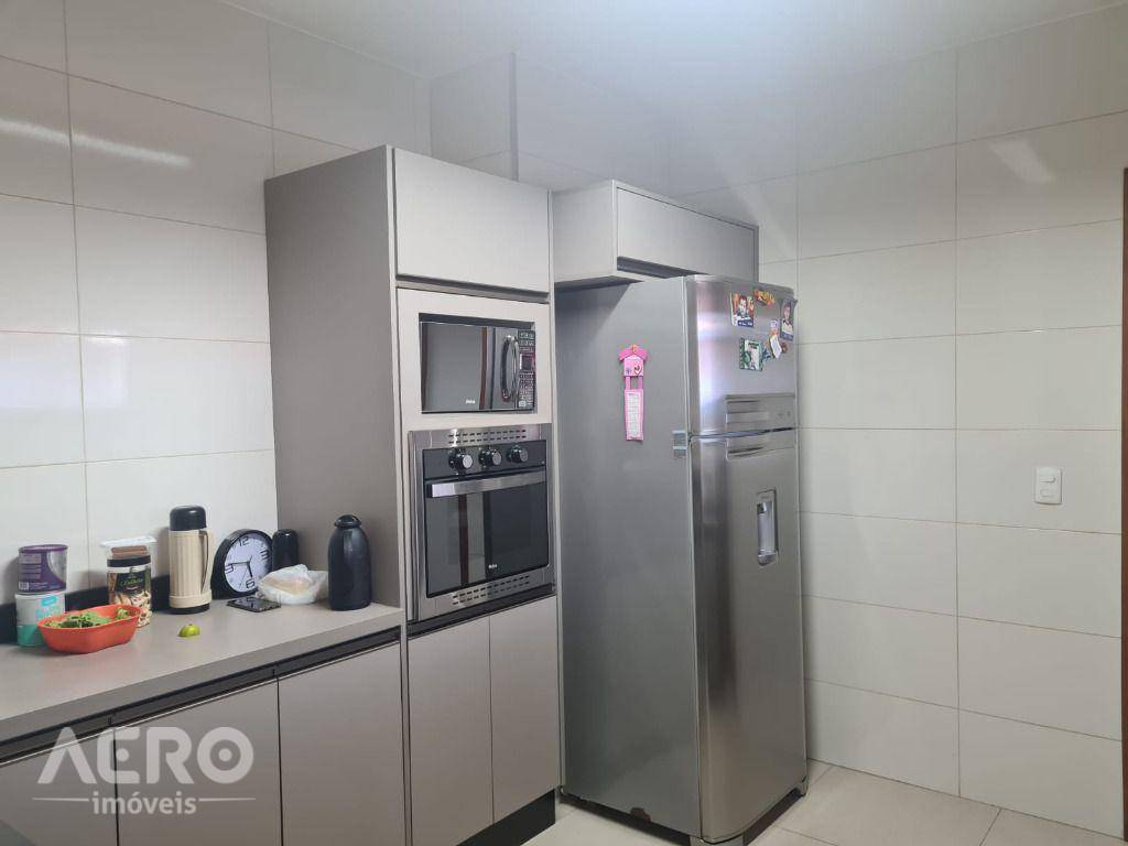 Casa à venda com 3 quartos, 190m² - Foto 7